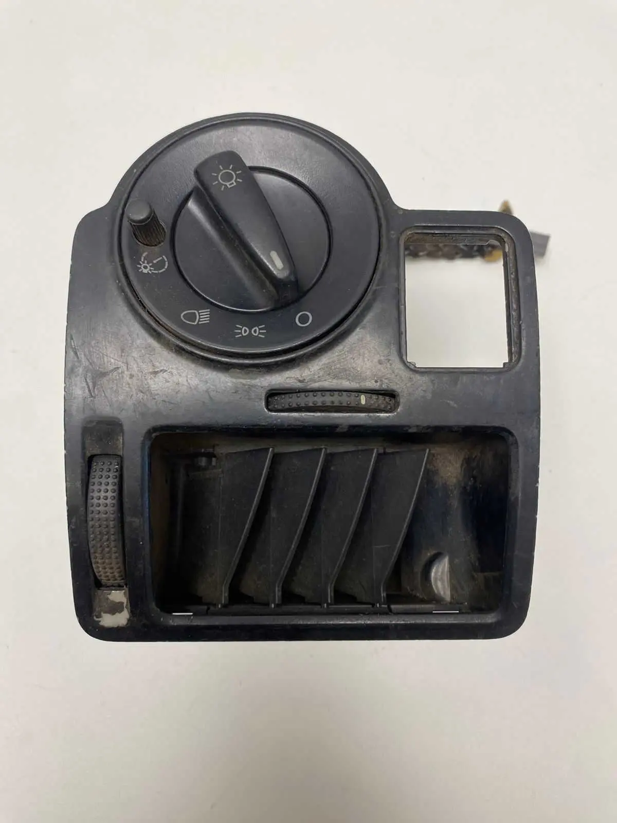 DIFUSOR AR ESQUERDO GOLF MK4 1819710B C DETALHE