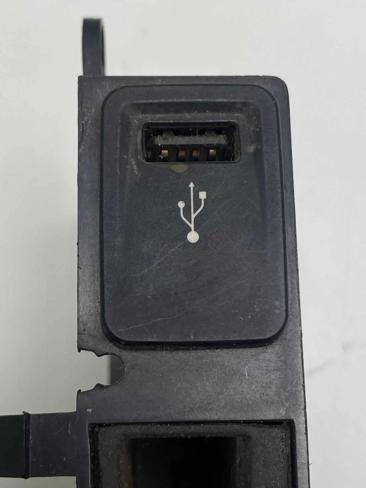 Moldura Suporte Conector Usb Palio Idea Doblo 51805602