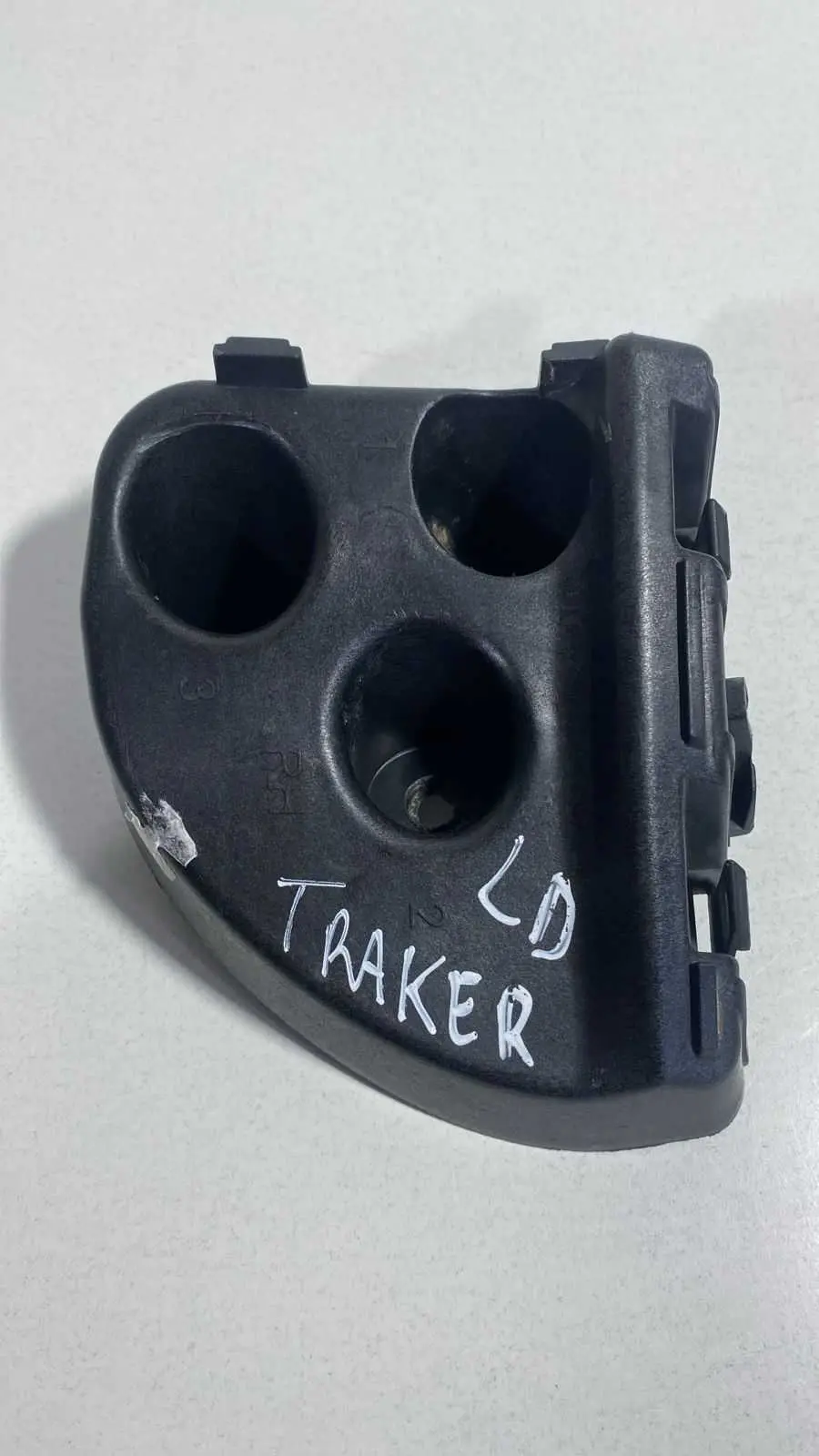 Suporte Lanterna Traseira Direita Tracker 2022 26362123