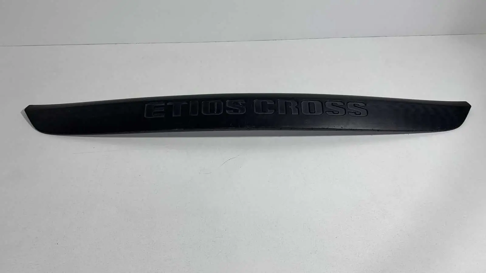 Aplique Tampa Traseira Etios Cross 2013 2018 USADO ORIGINAL